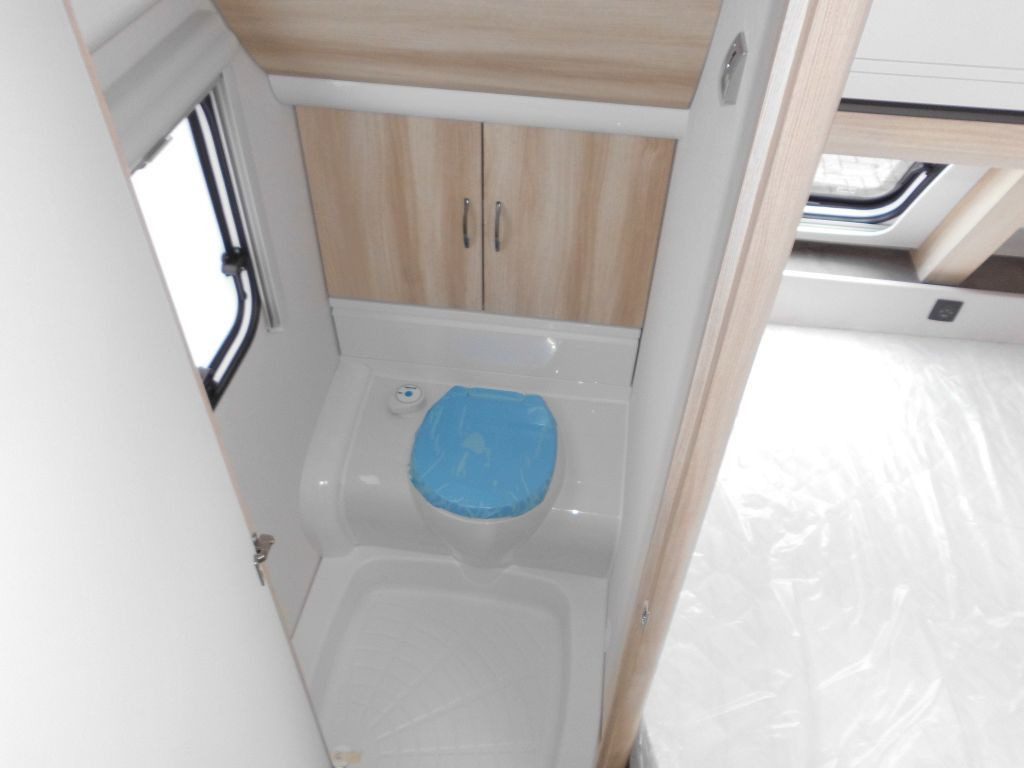 Caravane Hobby De Luxe 540 KMFe 2026 GARAGE AUTARK 1800kg.