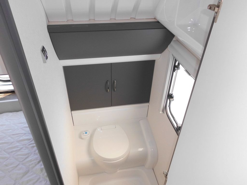 Caravane Hobby Excellent Edition 650 KMFe 2025 2200kg., Teppich