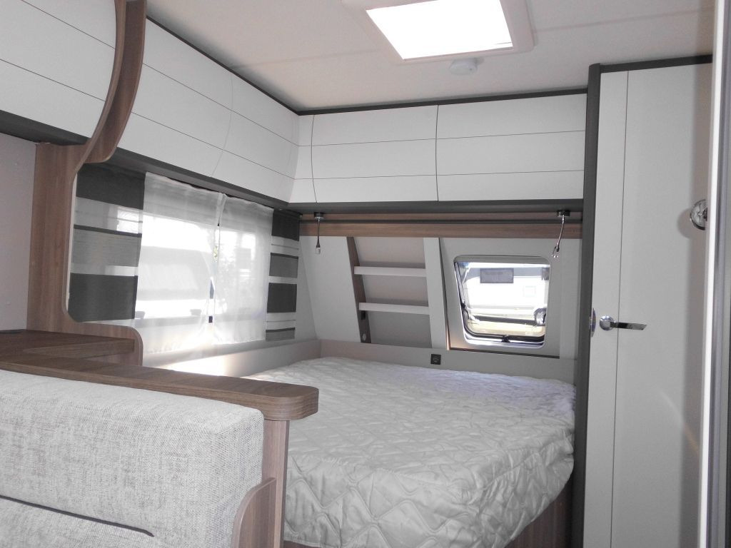 Caravane Hobby Excellent Edition 650 KMFe 2025 2200kg., Teppich