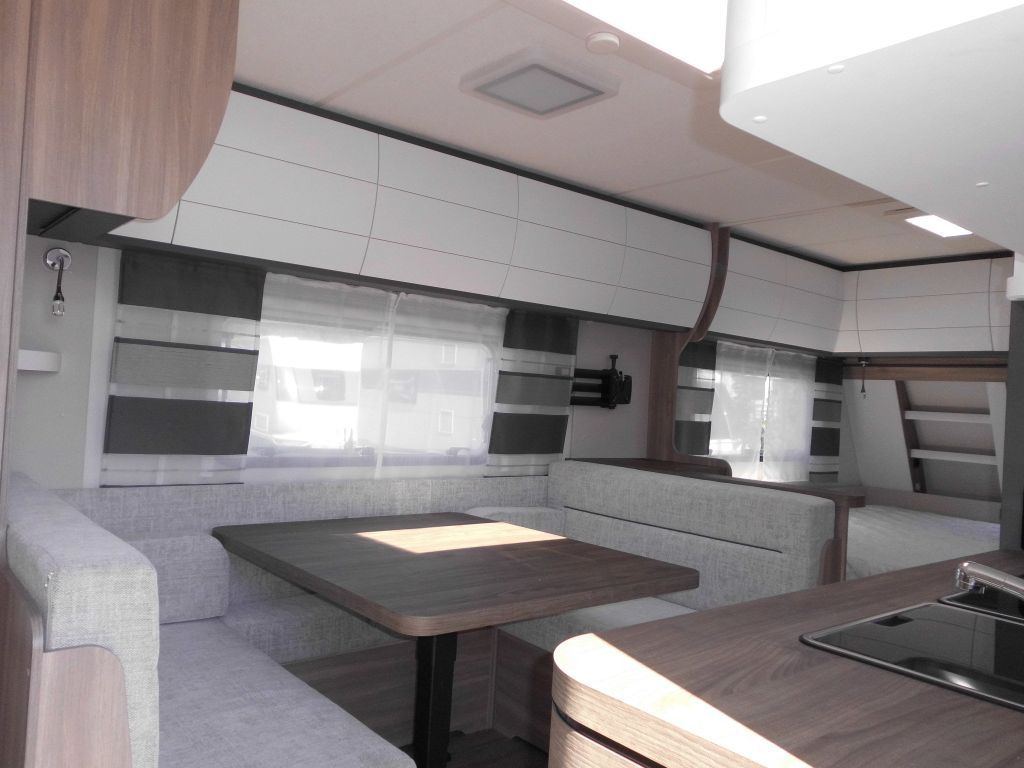 Caravane Hobby Excellent Edition 650 KMFe 2025 2200kg., Teppich