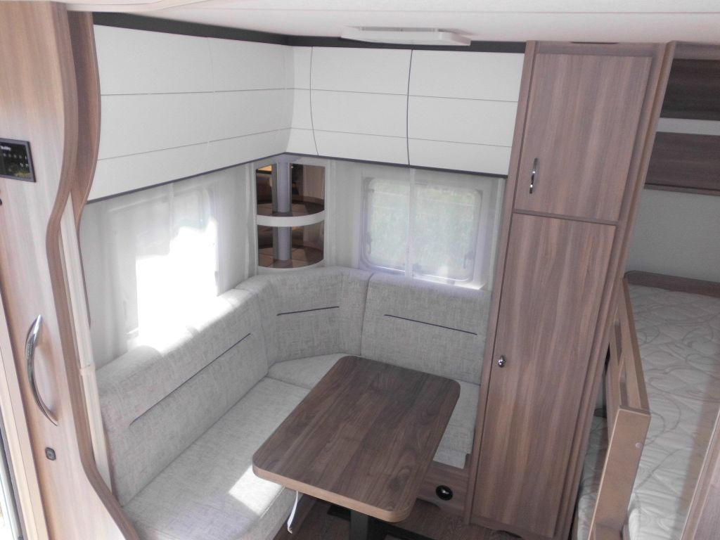 Caravane Hobby Excellent Edition 650 KMFe 2025 2200kg., Teppich