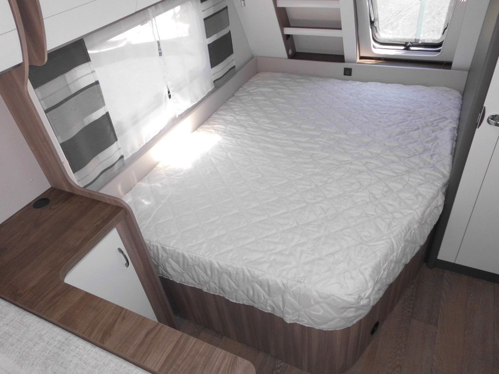 Caravane Hobby Excellent Edition 650 KMFe 2025 2200kg., Teppich