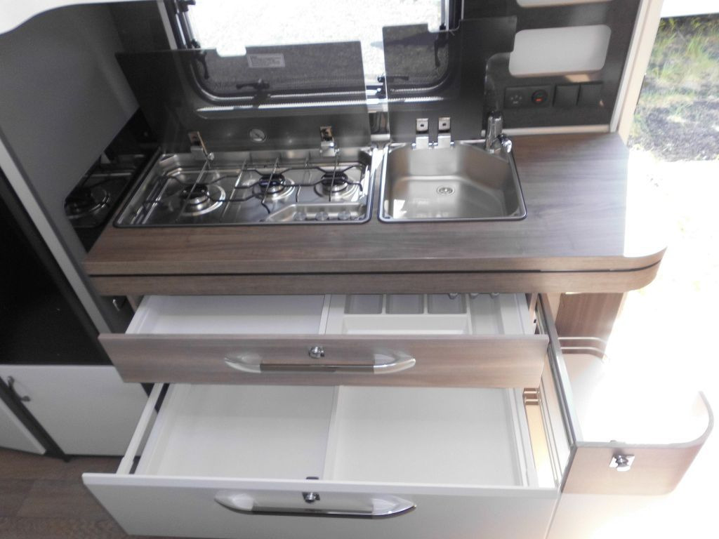 Caravane Hobby Excellent Edition 650 KMFe 2025 2200kg., Teppich