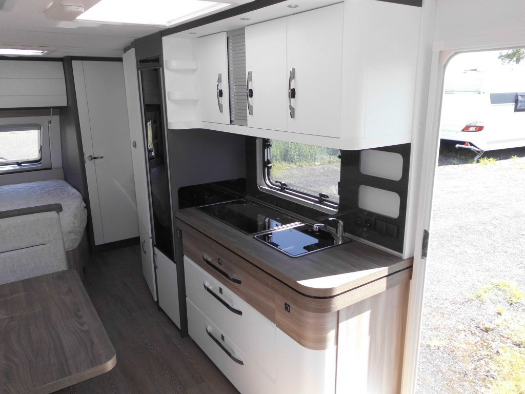 Caravane Hobby Excellent Edition 650 KMFe 2025 2200kg., Teppich