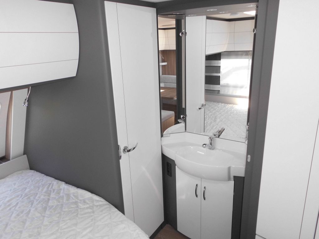 Caravane Hobby Excellent Edition 650 KMFe 2025 2200kg., Teppich