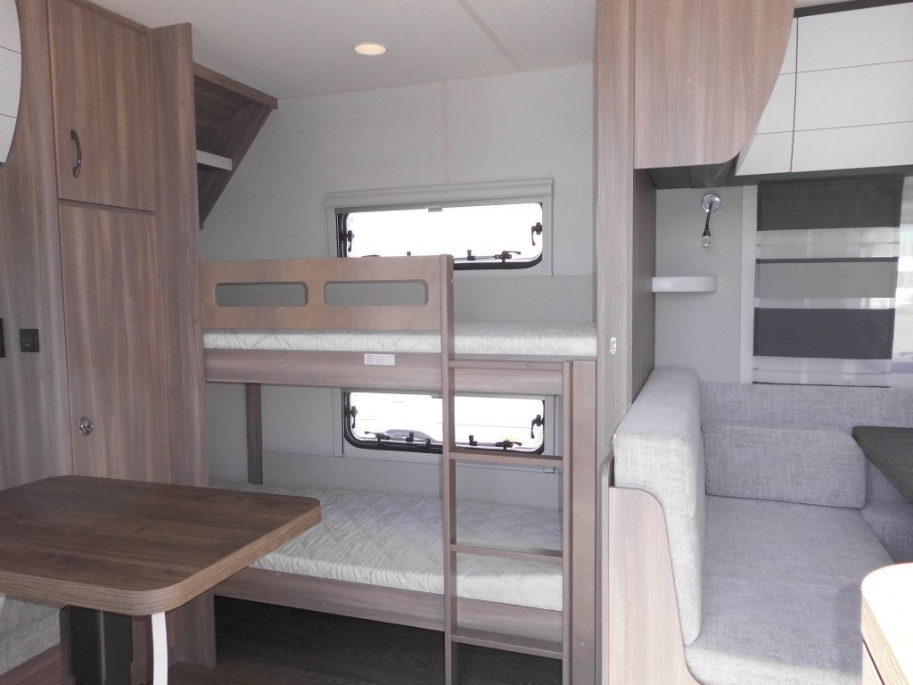 Caravane Hobby Excellent Edition 650 KMFe 2025 2200kg., Teppich