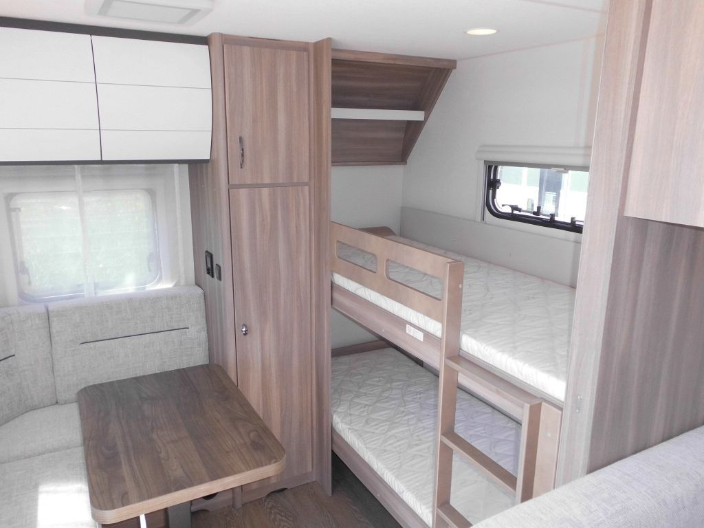 Caravane Hobby Excellent Edition 650 KMFe 2025 2200kg., Teppich