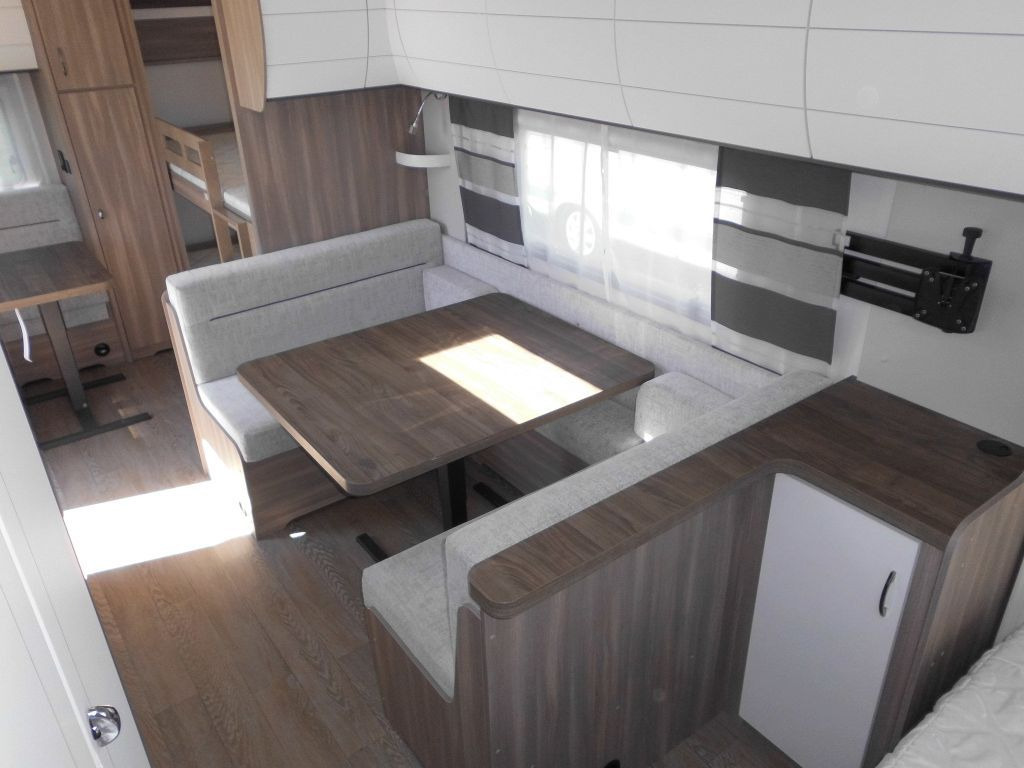 Caravane Hobby Excellent Edition 650 KMFe 2025 2200kg., Teppich