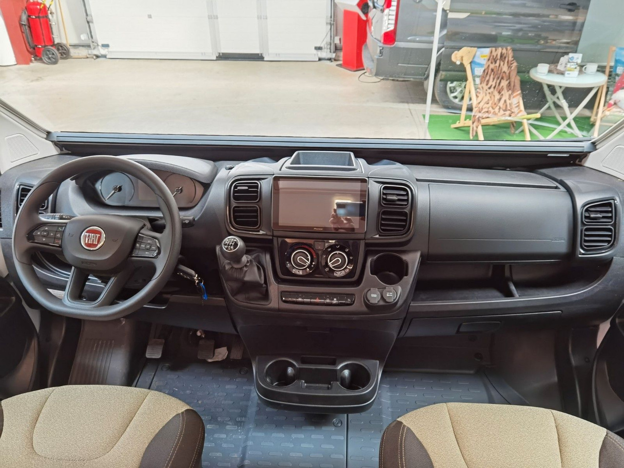 Fourgon aménagé Chausson V697 FIRST LINE / ZUBEHÖR-PAKET / EINZELBETTEN