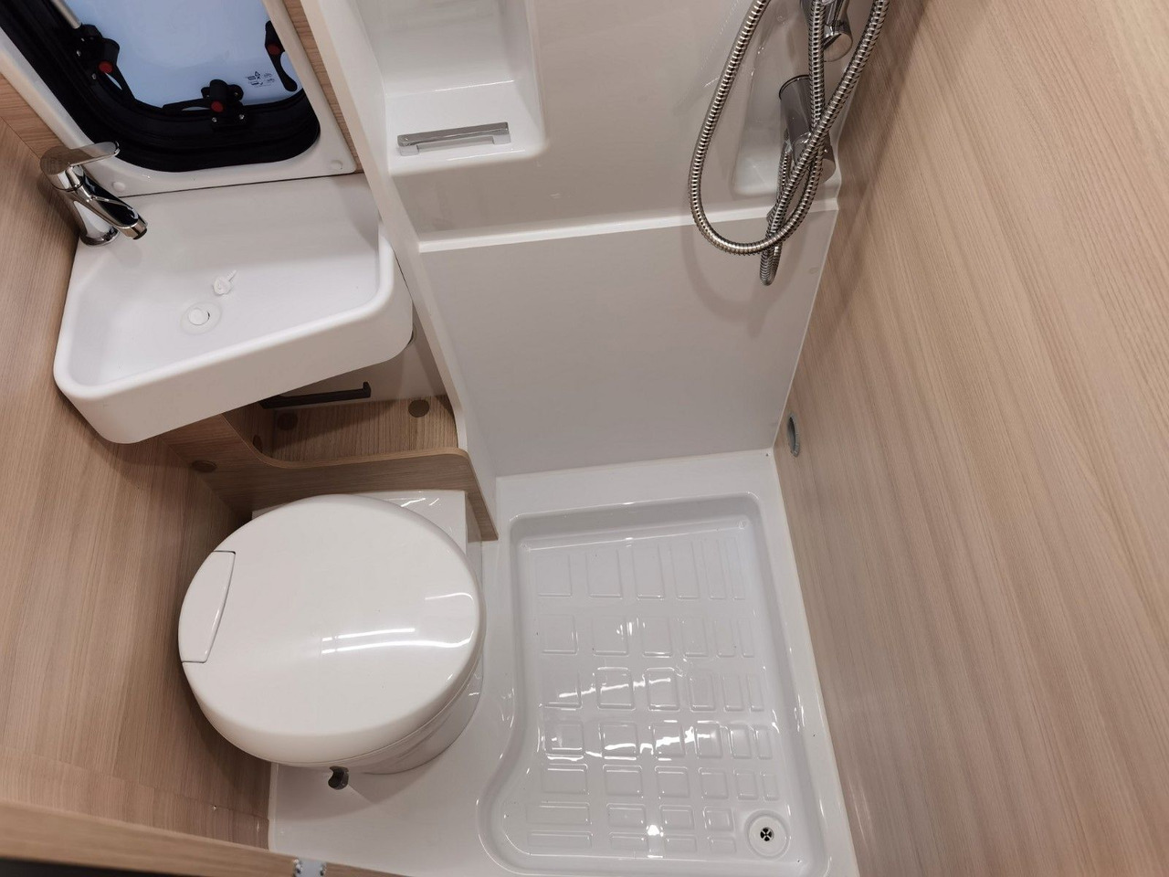 Fourgon aménagé Chausson V697 FIRST LINE / ZUBEHÖR-PAKET / EINZELBETTEN