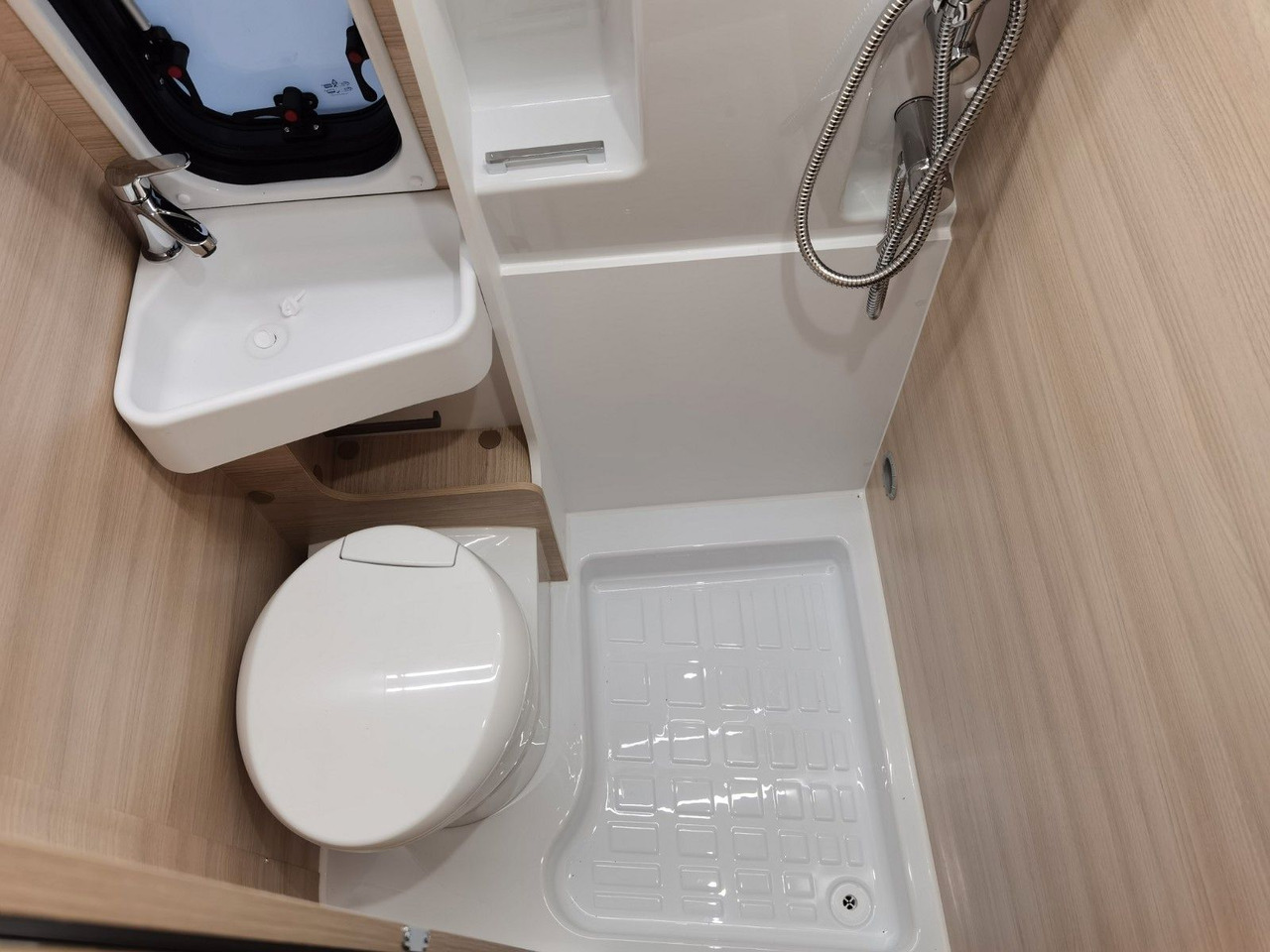 Fourgon aménagé Chausson V697 FIRST LINE / ZUBEHÖR-PAKET / EINZELBETTEN