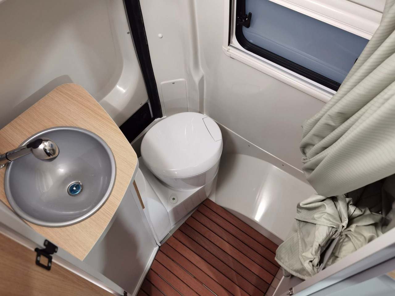 Fourgon aménagé Karmann DEXTER 550 / 140PS / CONCEPT - PAKET & HUBBETT