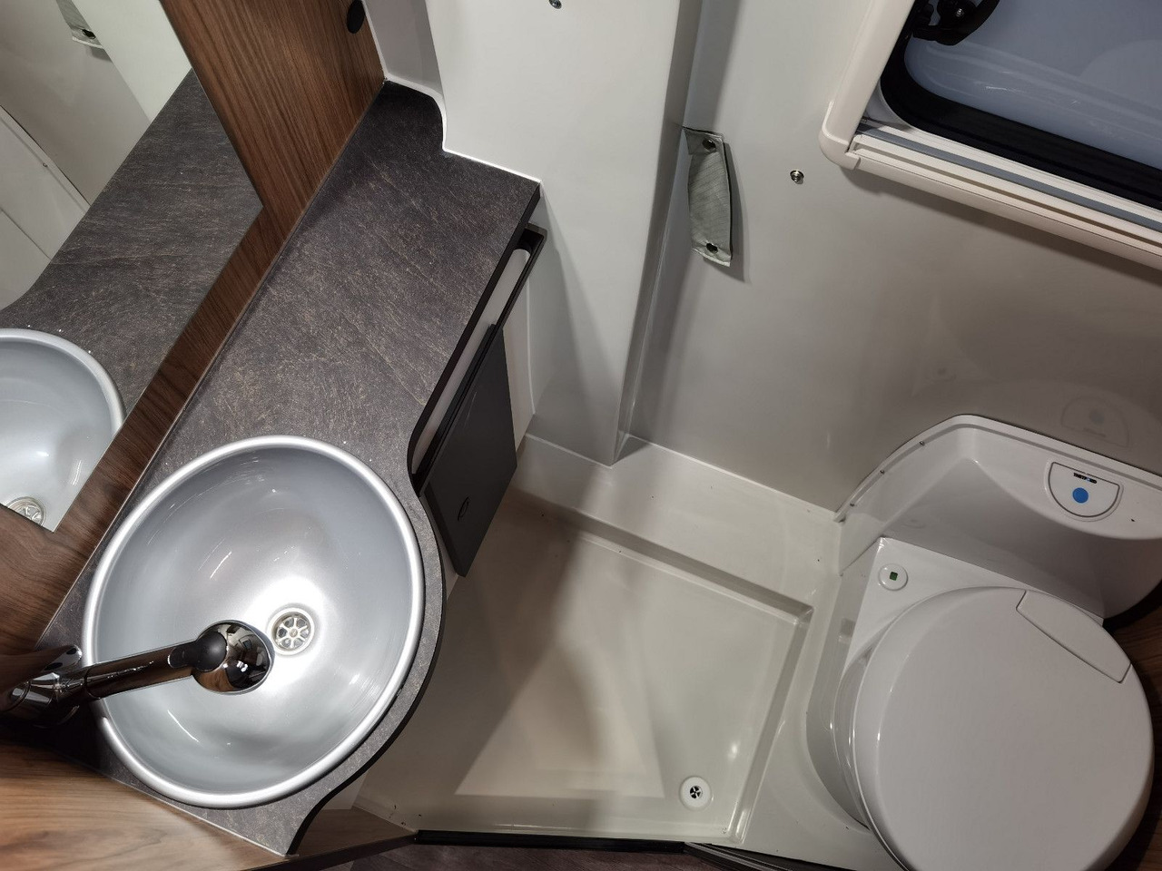 Fourgon aménagé Karmann DEXTER 600 /- 2026-/ 8G.AUTOMATIK/ EINZELBETTEN