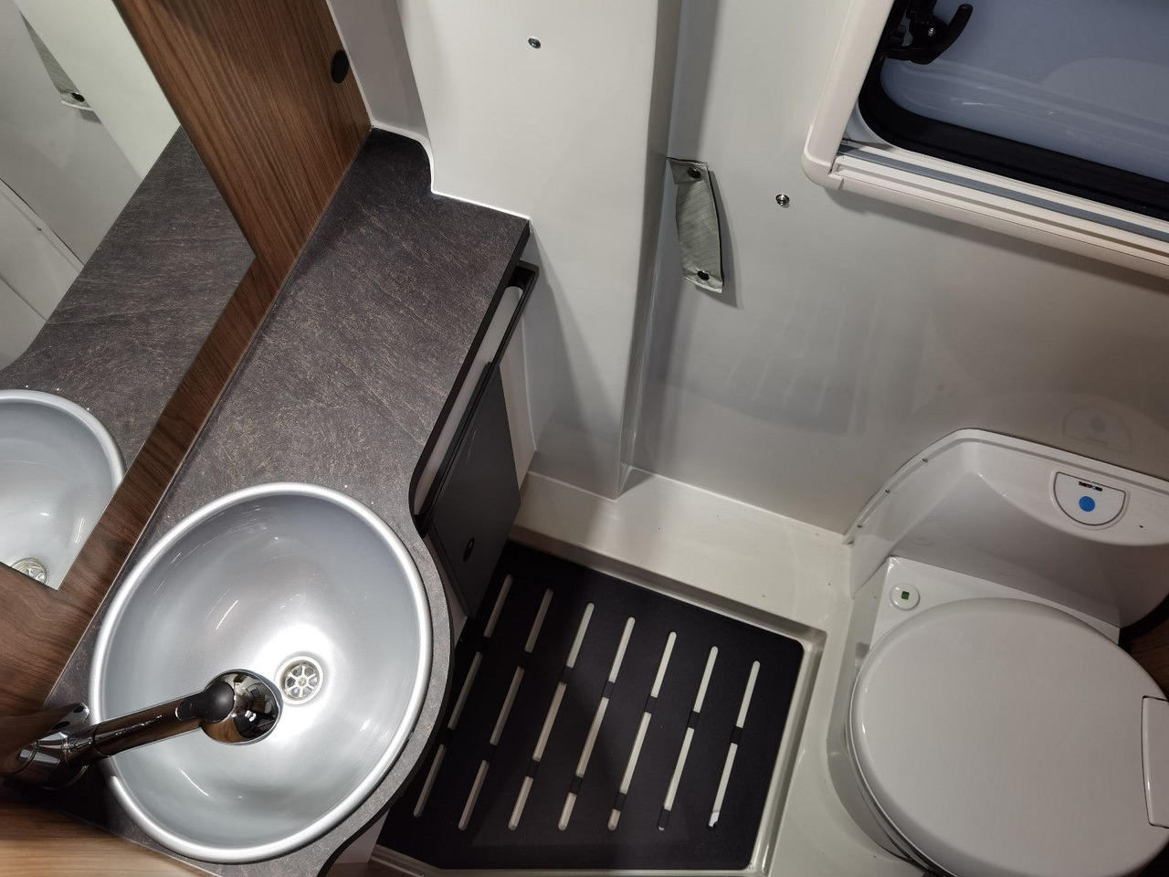 Fourgon aménagé Karmann DEXTER 600 /- 2026-/ 8G.AUTOMATIK/ EINZELBETTEN