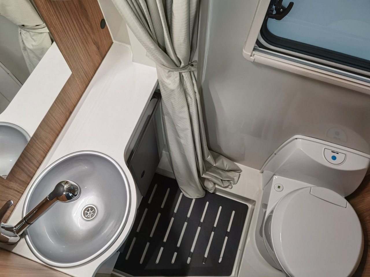 Fourgon aménagé Karmann DEXTER 600 / -2026- /8G.AUTOMATIK / EINZELBETTEN