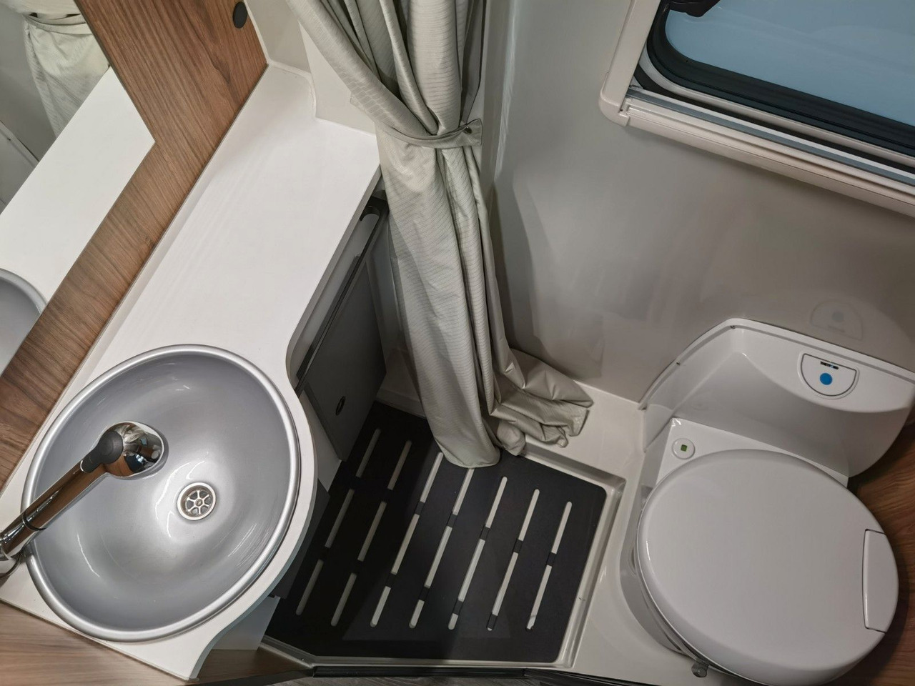 Fourgon aménagé Karmann DEXTER 600 / -2026- /8G.AUTOMATIK / EINZELBETTEN