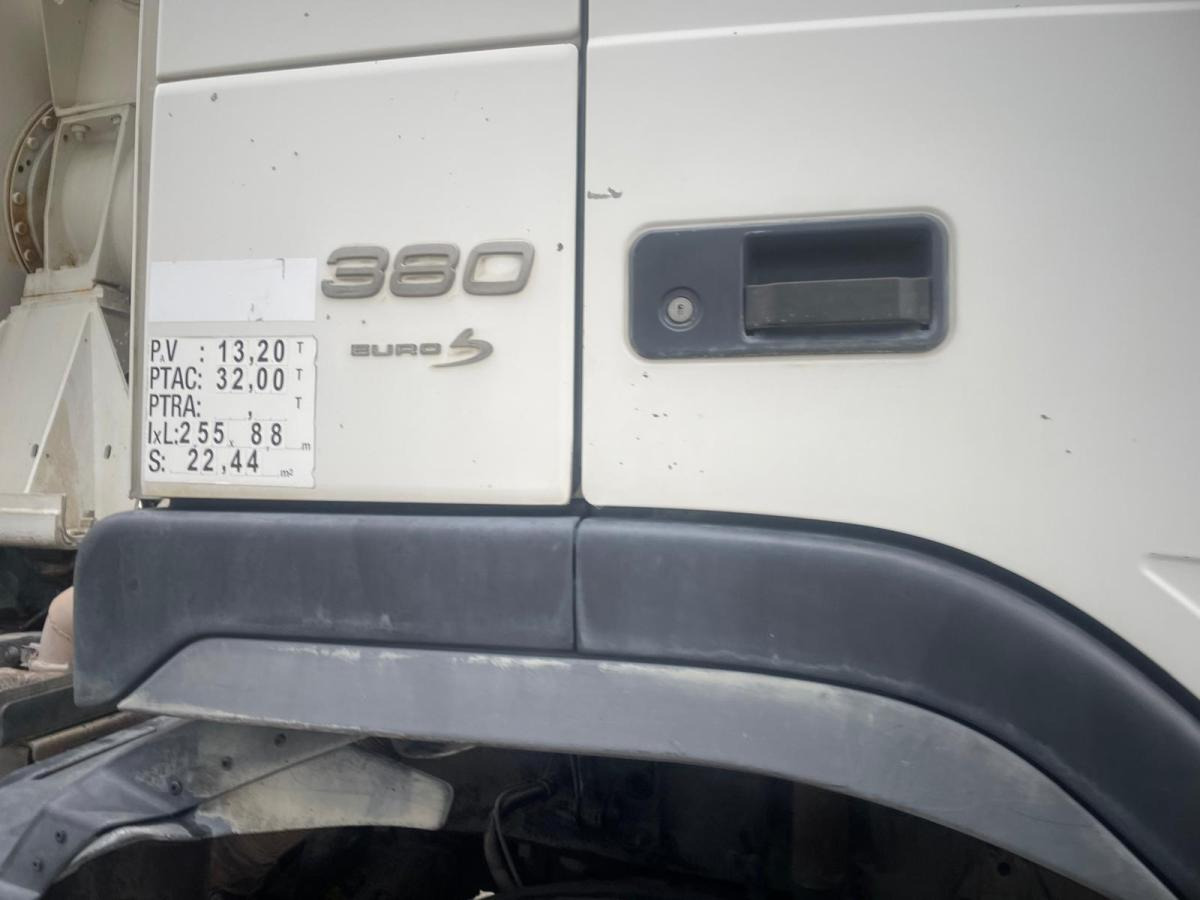 Camion malaxeur Volvo FM 380