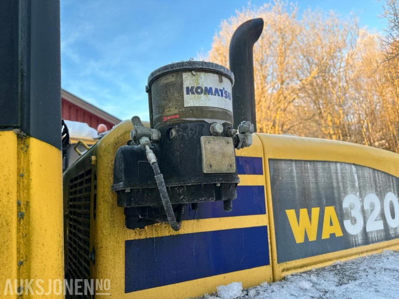 Chargeuse sur pneus 2004 Kobelco WA320-5h Hullaster - pallegaffel og skuffe