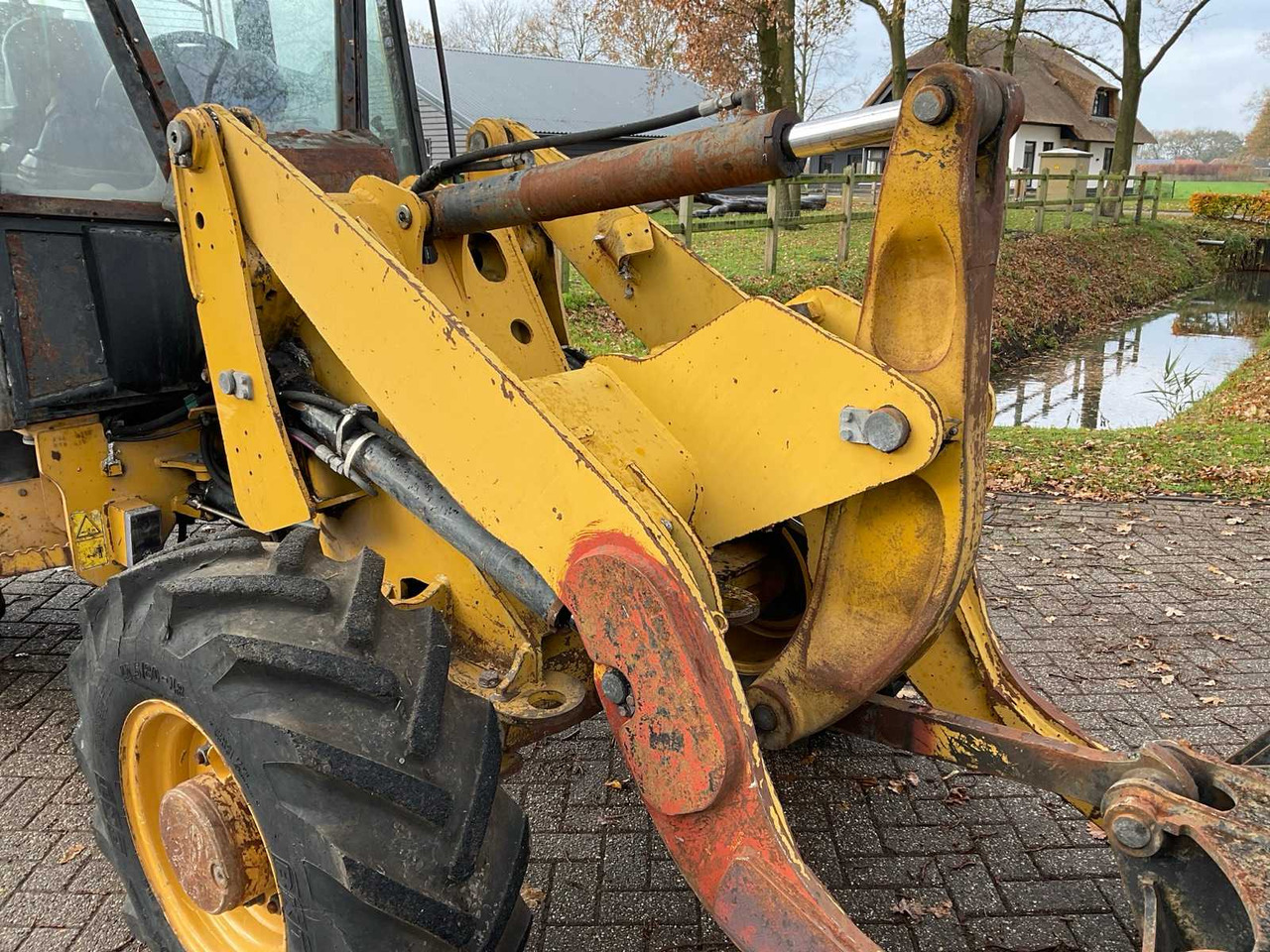 Chargeuse sur pneus 2011 CATERPILLAR 906H SHOVEL