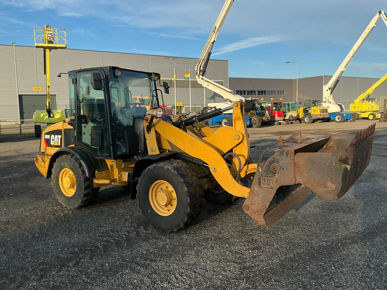 Chargeuse sur pneus 2011 CATERPILLAR 906H SHOVEL