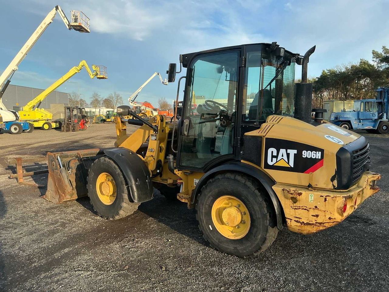 Chargeuse sur pneus 2011 CATERPILLAR 906H SHOVEL