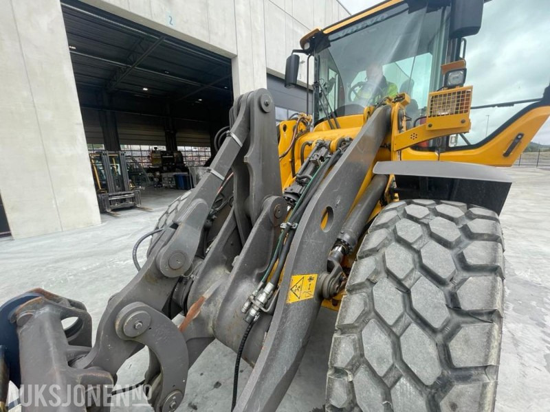 Chargeuse sur pneus 2011 VOLVO L60F HJULLASTER - SPAKSTYRING - NYE DEKK - BBS - 3-4 FUNKSJON - PALLEGAFLER - SKUFFE - KAMERA - MYE PÅKOSTET!