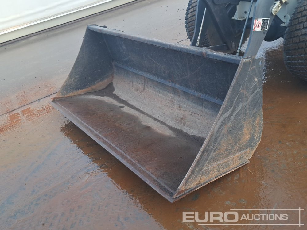 Chargeuse sur pneus 2018 Black & White ZL08F