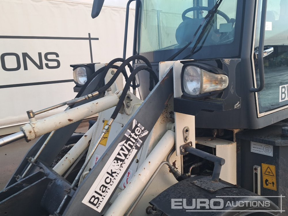 Chargeuse sur pneus 2018 Black & White ZL08F