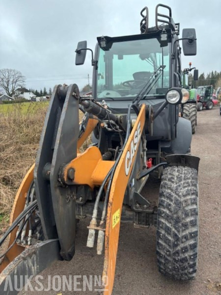 Chargeuse sur pneus 2018 Case 321F hjullaster - Universalskuffe - Hydraulisk pallegafler - Stark relax v-plog - kun 1798 timer
