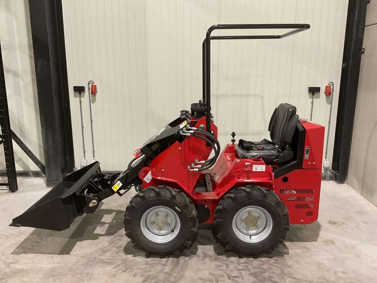 Chargeuse sur pneus 2025 RHINO-CROSS SSL480 SHOVEL