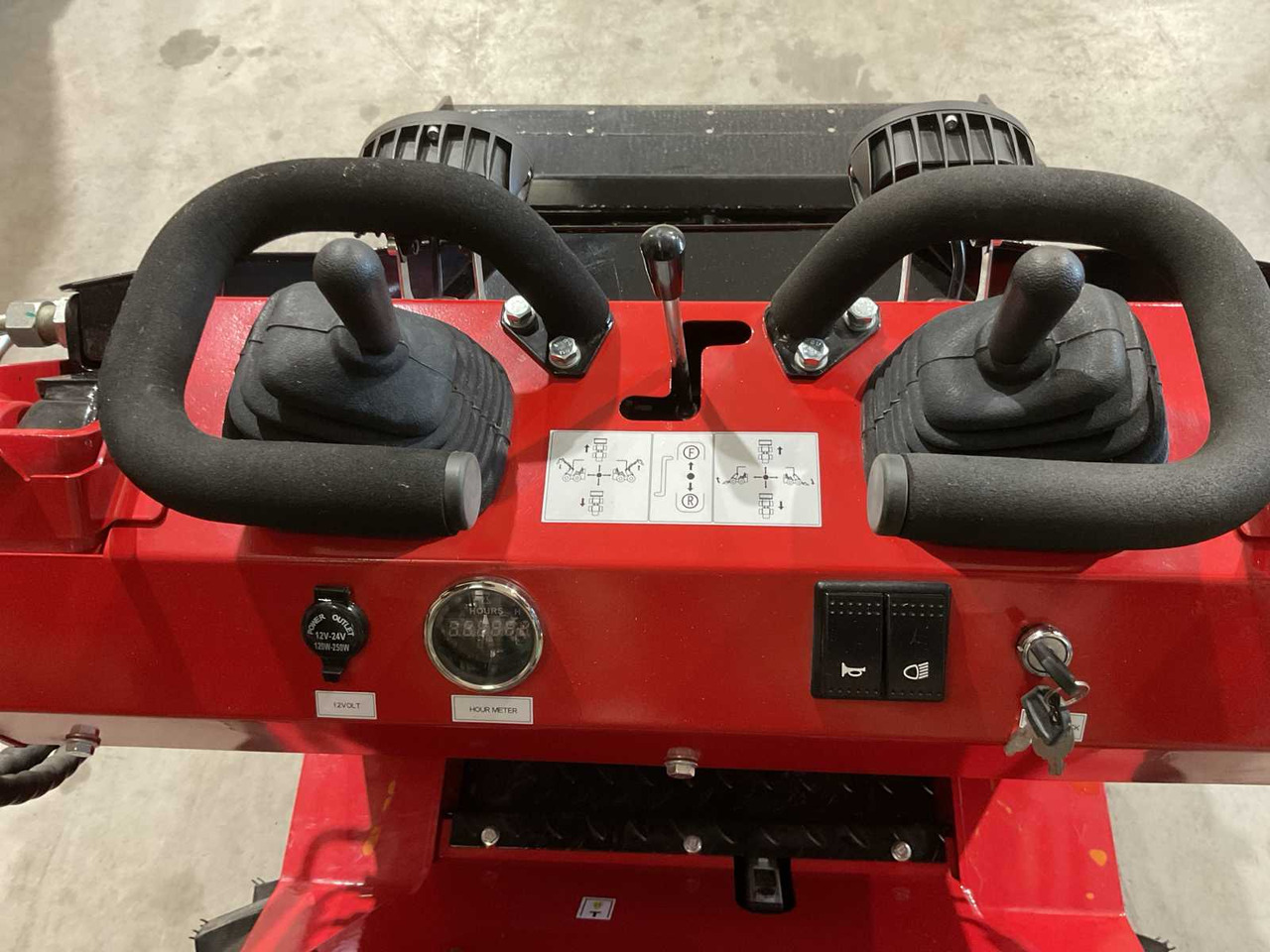 Chargeuse sur pneus 2025 RHINO-CROSS SSL480 SHOVEL