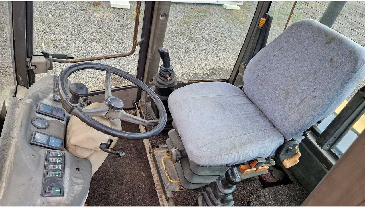 Chargeuse sur pneus AHLMANN - AS85 - SHOVEL - 2001