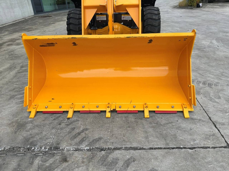 Chargeuse sur pneus BLANCHE TW36