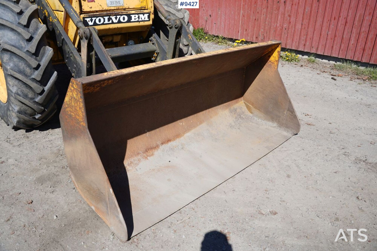 Chargeuse sur pneus Backhoe loader Volvo BM 840