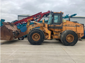 Chargeuse sur pneus CASE 821C