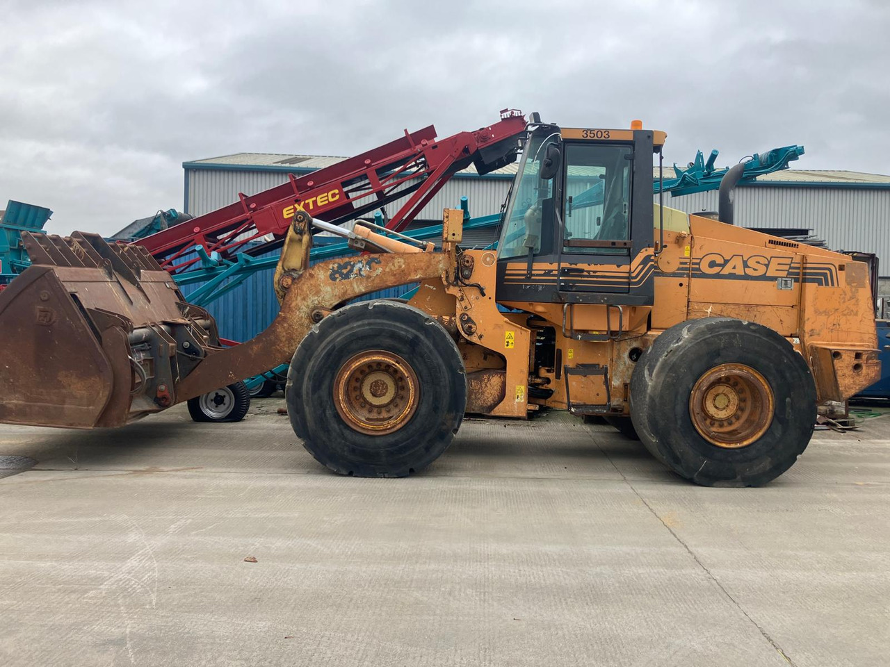 Chargeuse sur pneus CASE 821C