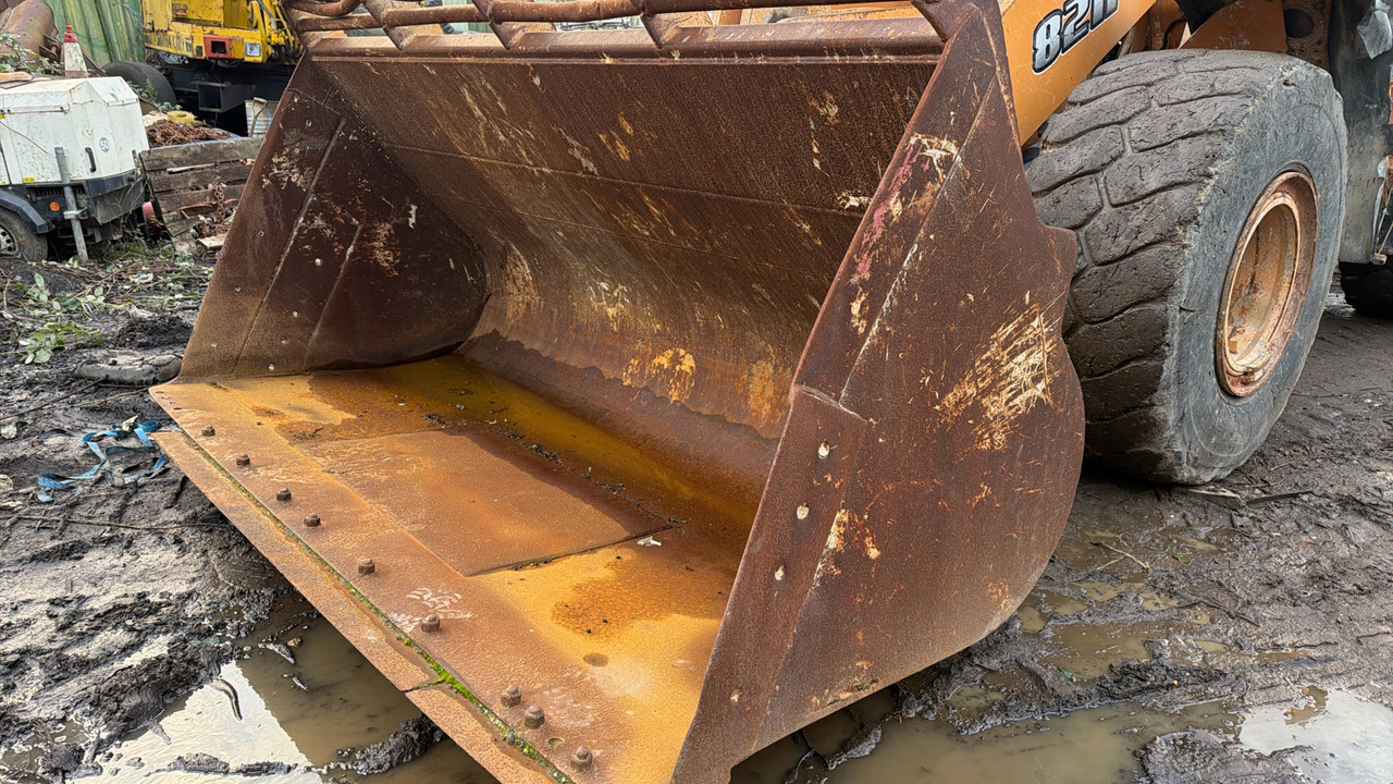 Chargeuse sur pneus CASE 821F