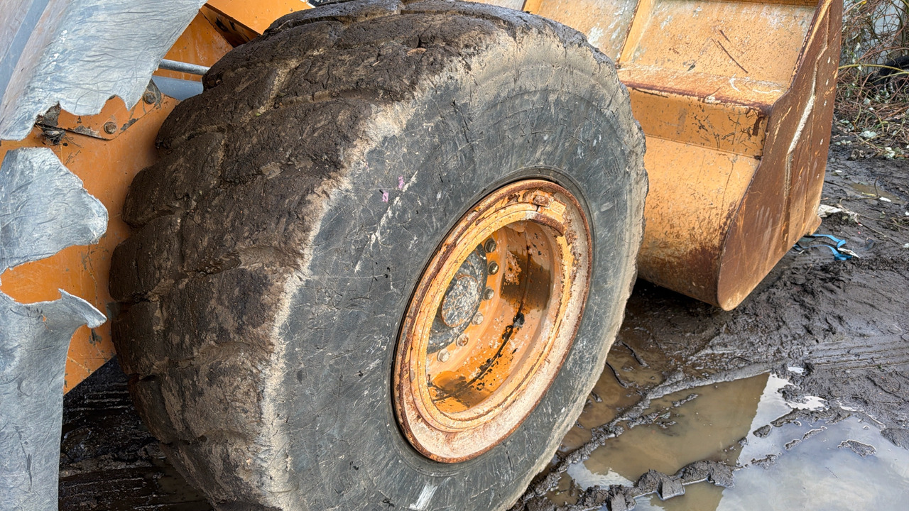 Chargeuse sur pneus CASE 821F