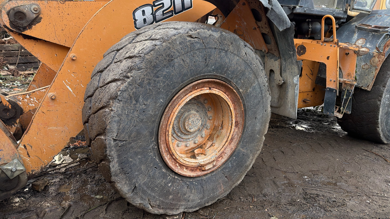 Chargeuse sur pneus CASE 821F