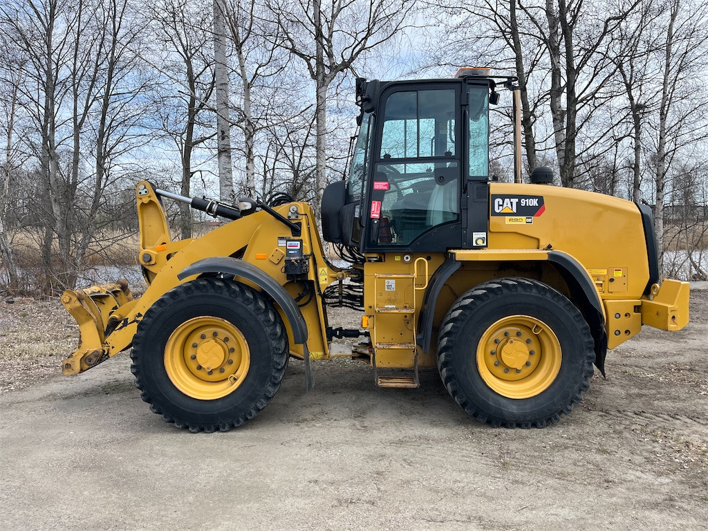 Chargeuse sur pneus CATERPILLAR 910K