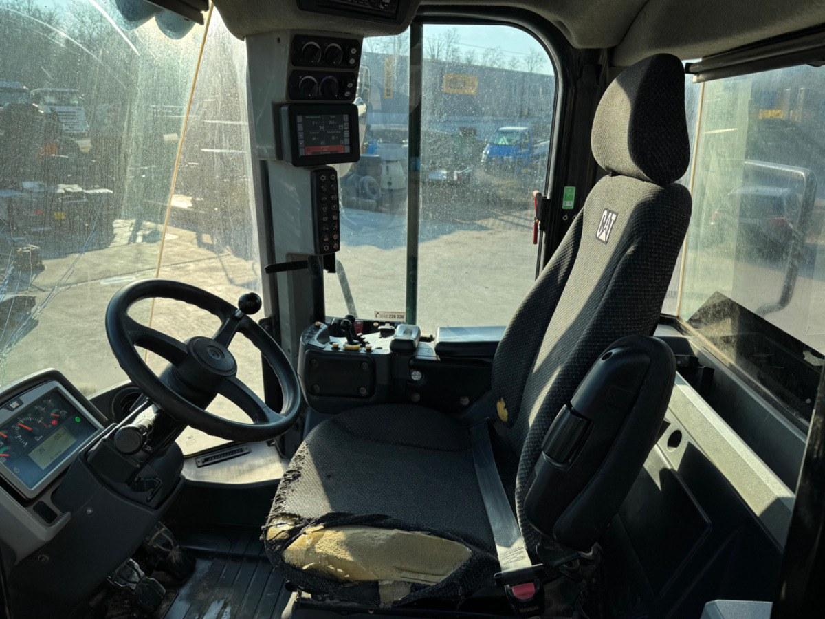 Chargeuse sur pneus CATERPILLAR 950M