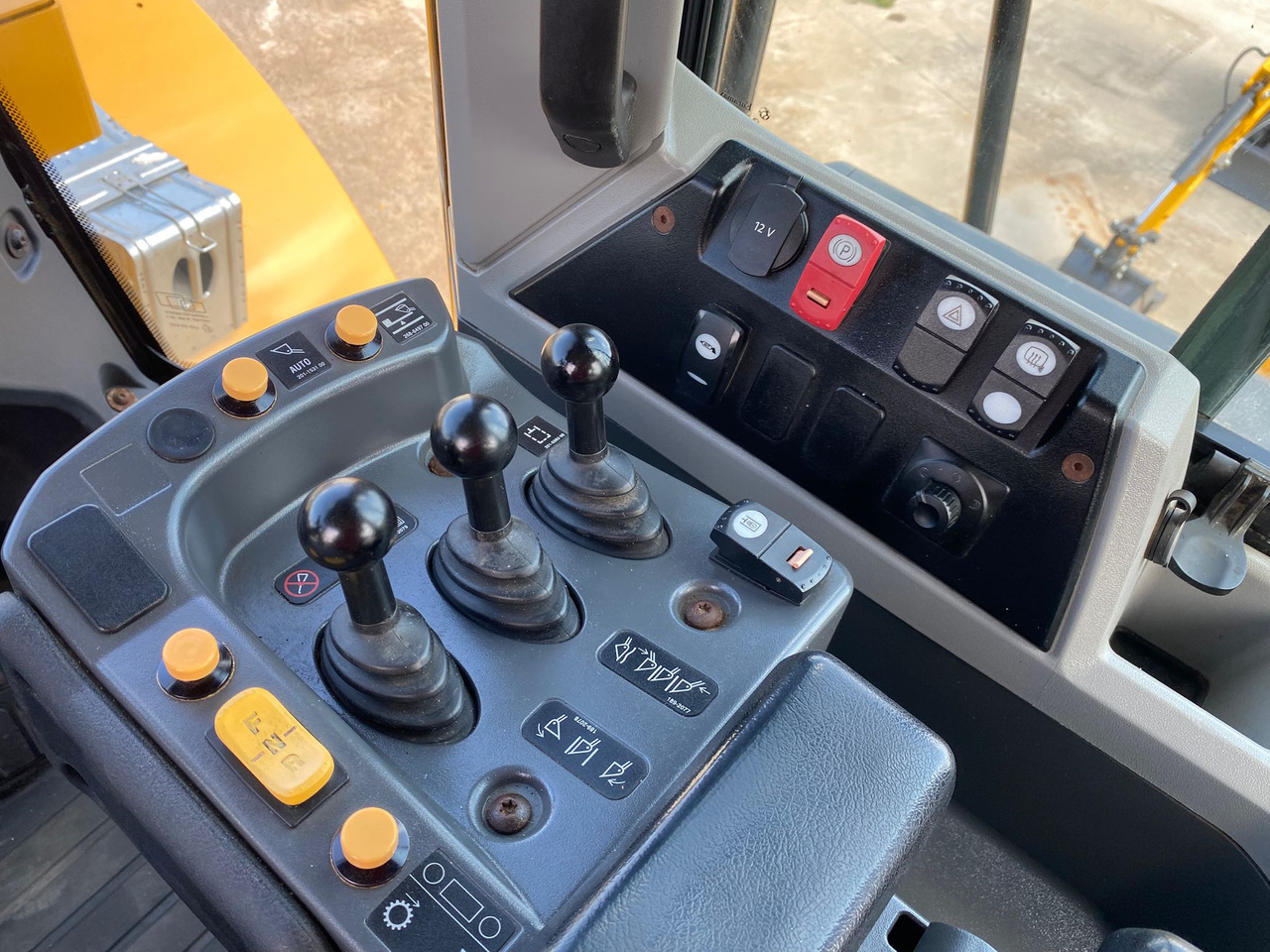 Chargeuse sur pneus CATERPILLAR 950 M