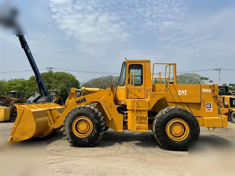 Chargeuse sur pneus CATERPILLAR 966E