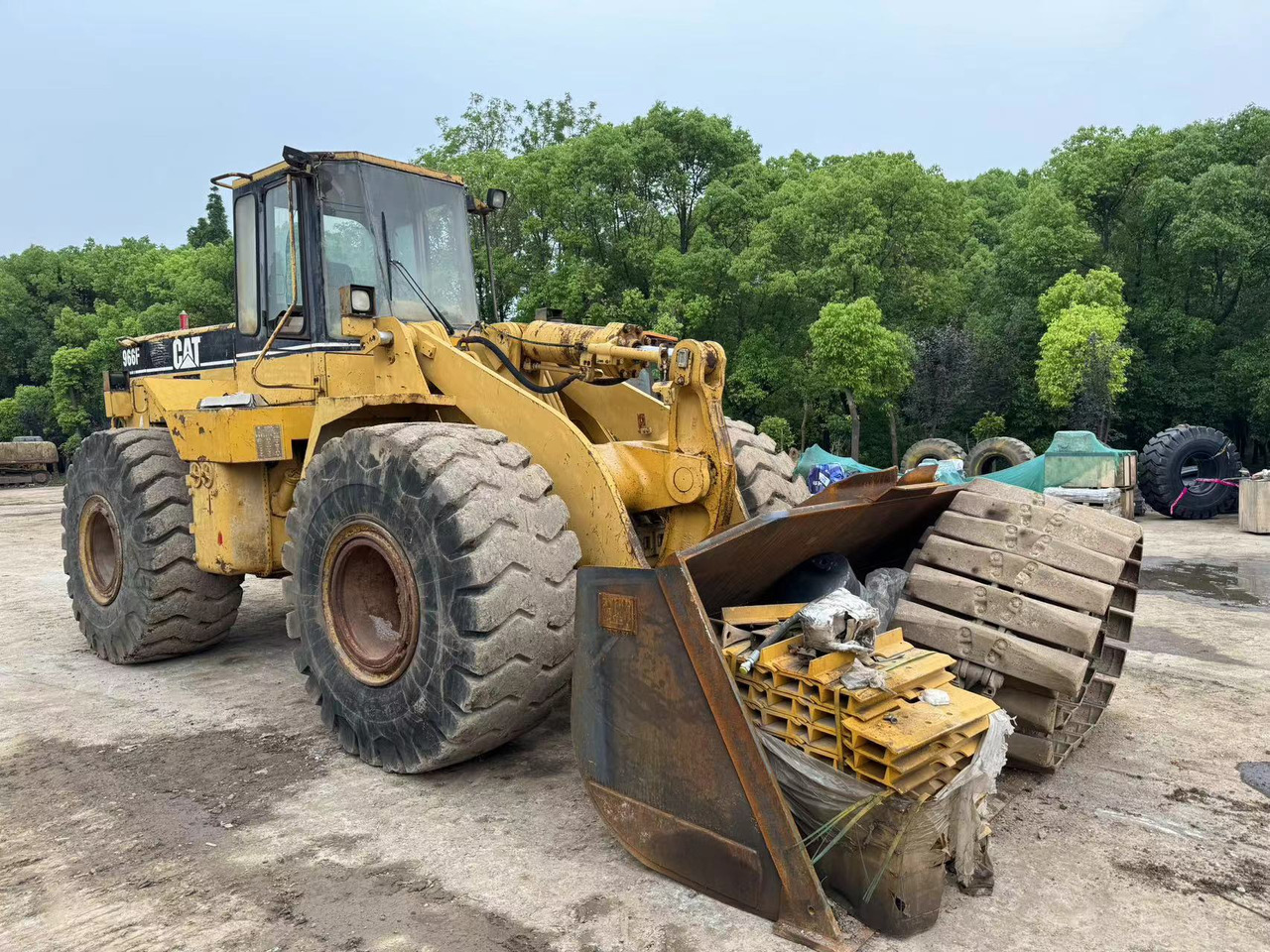 Chargeuse sur pneus CATERPILLAR 966F