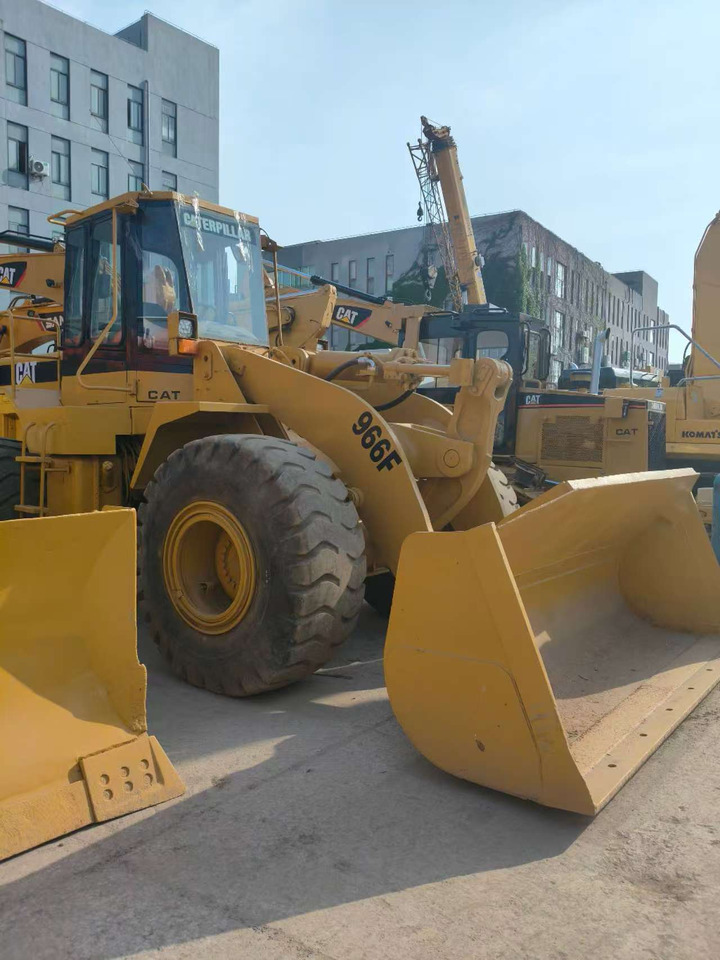 Chargeuse sur pneus CATERPILLAR 966F