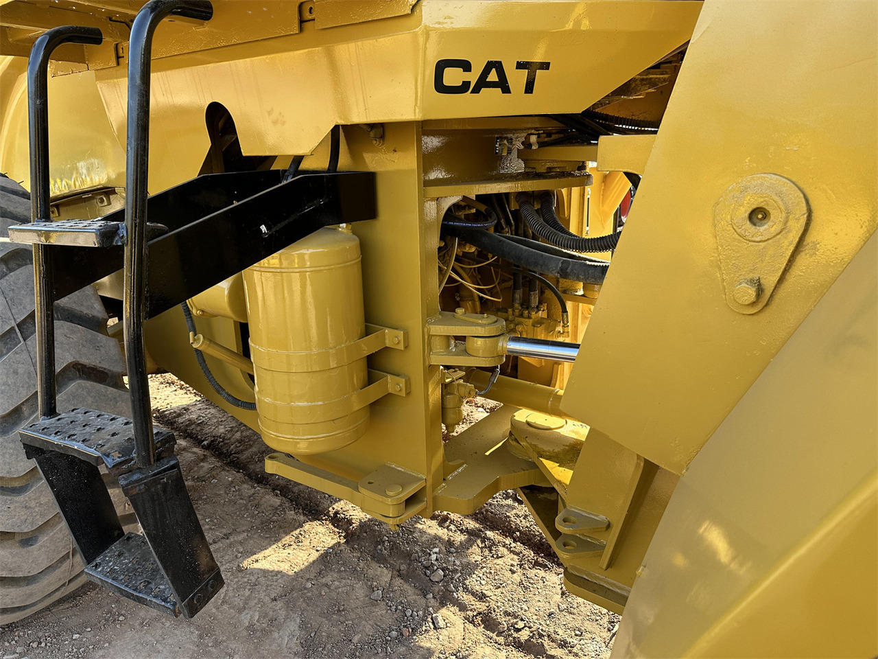 Chargeuse sur pneus CATERPILLAR 966G