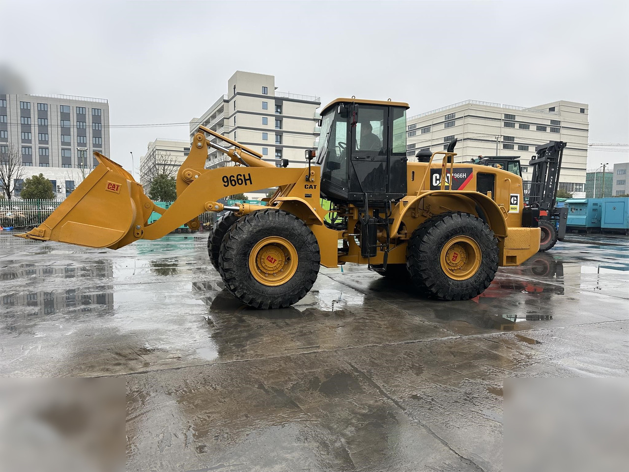Chargeuse sur pneus CATERPILLAR 966H