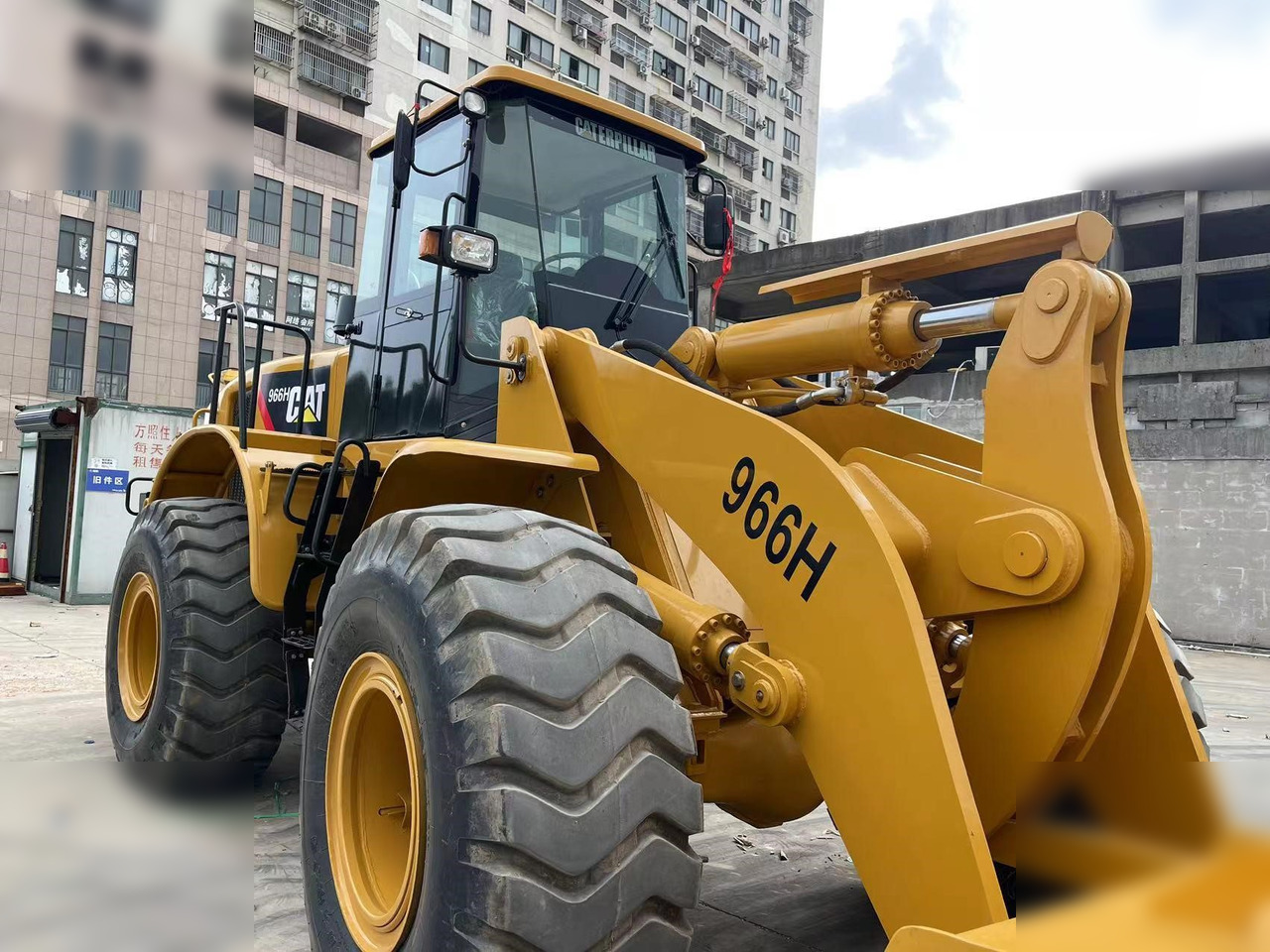 Chargeuse sur pneus CATERPILLAR 966H