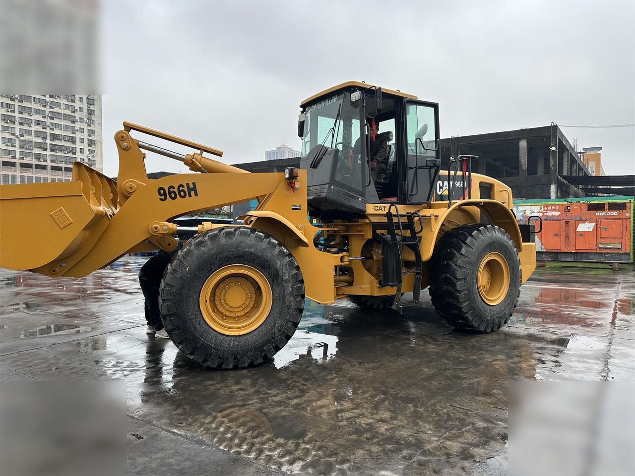 Chargeuse sur pneus CATERPILLAR 966H