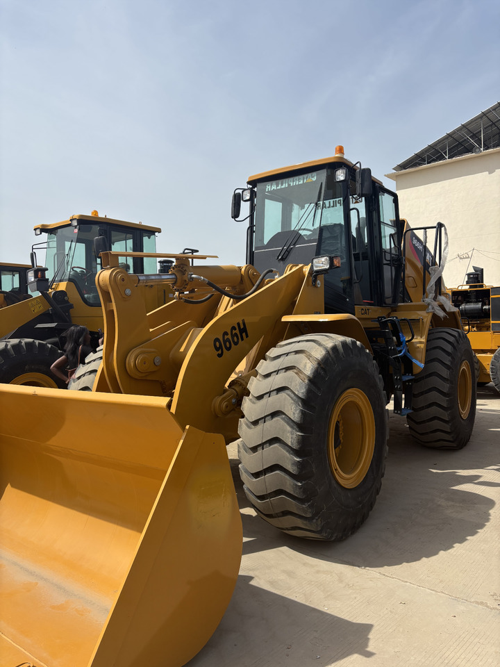 Chargeuse sur pneus CATERPILLAR 966H great condition discouted